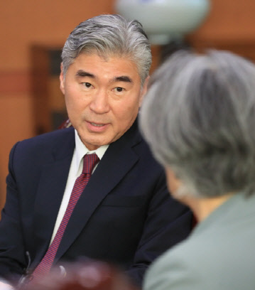 북미정상회담 의제조율을 위한 실무회담 미국 측 대표단의 성김 주필리핀 미국대사가 1일 서울 종로구 외교부 청사를 방문해 강경화 외교부 장관과 대화하고 있다. 연합뉴스